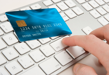Aussies spending lavishly online, as overseas retailers draw ahead