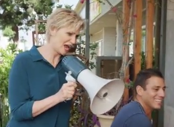 Virgin Mobile recruits ‘Glee’ star to make fun of our smartphone habits