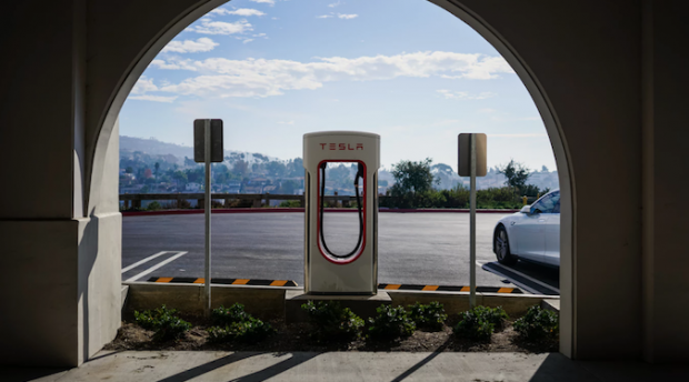 Australians warming up to electric cars, but few willing to flick the switch